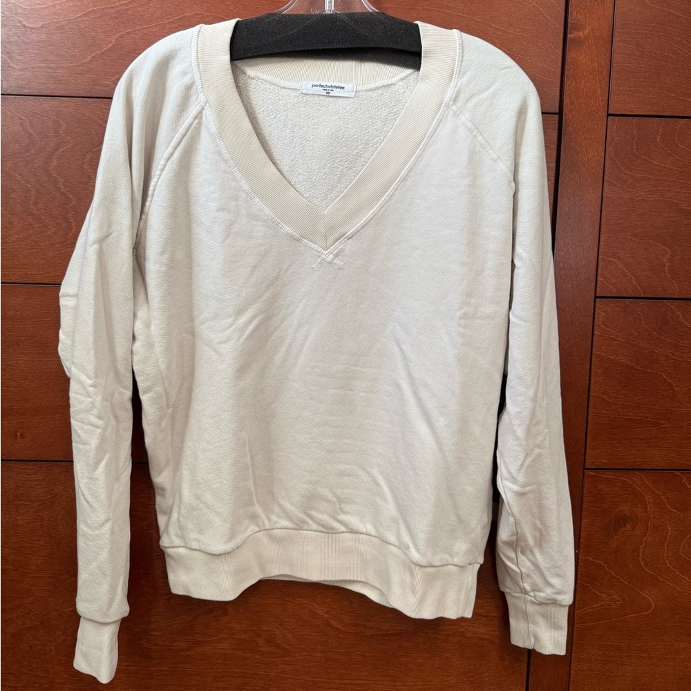Perfectwhitetee, V-Neck Sweatshirt
